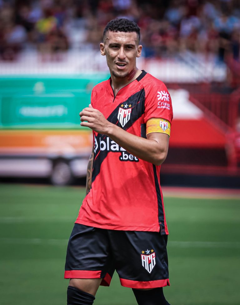 Volante Gabriel Baralhas durante jogo contra o Goiás