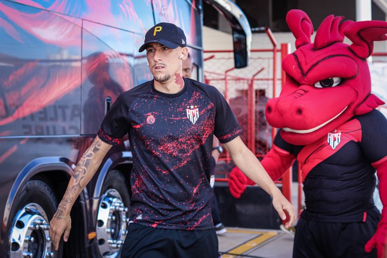 Gabriel Baralhas descendo do ônibus