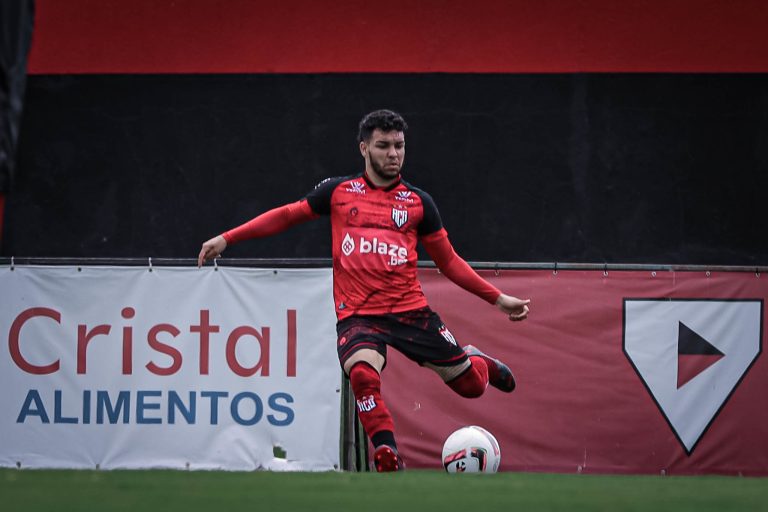 Moraes treinando no CT do Dragão