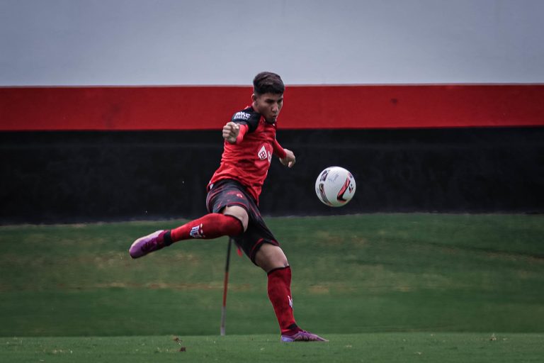 Atacante Daniel em treinamento no CT do Dragão