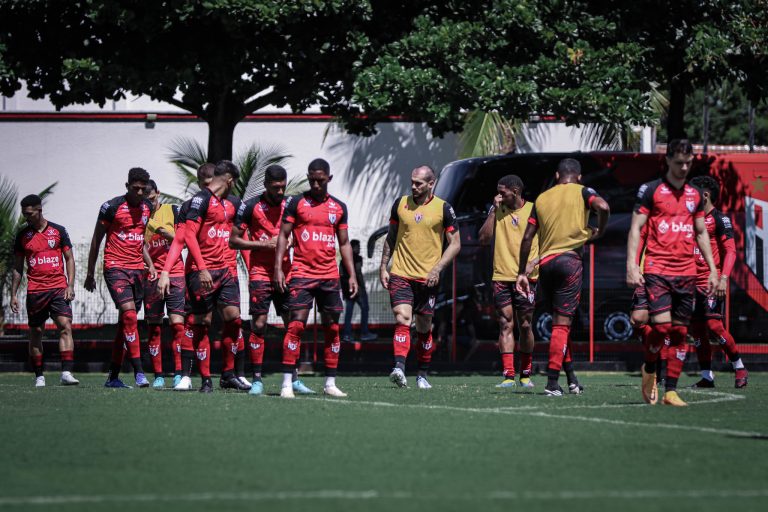 Jogadores do Atlético Goianiense em treinamento