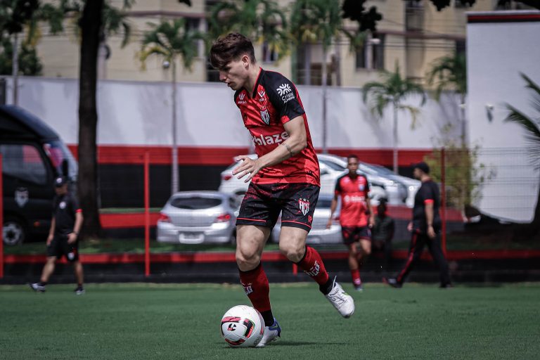 Meio-campista Vico treinando no CT do Dragão