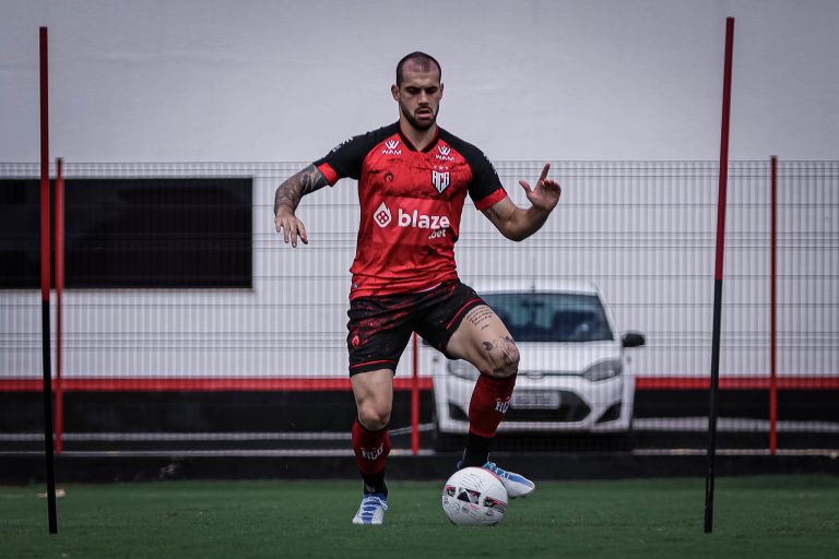 Felipe Vizeu dominando a bola no CT do Dragão