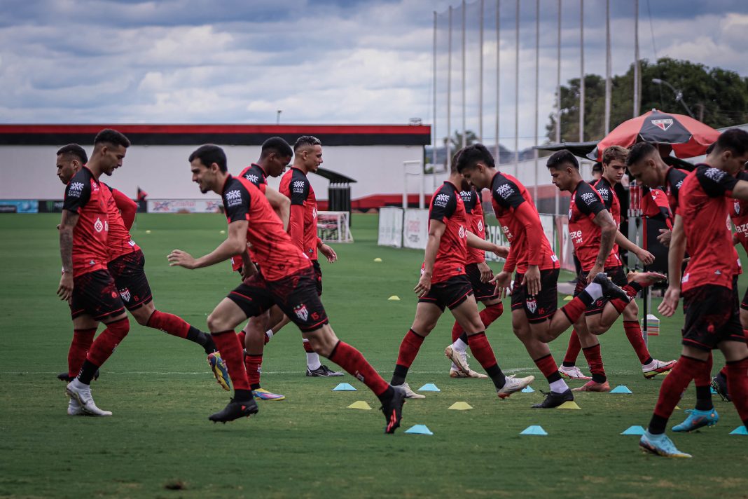 Jogadores do Atlético Goianiense treinando na reapresentação