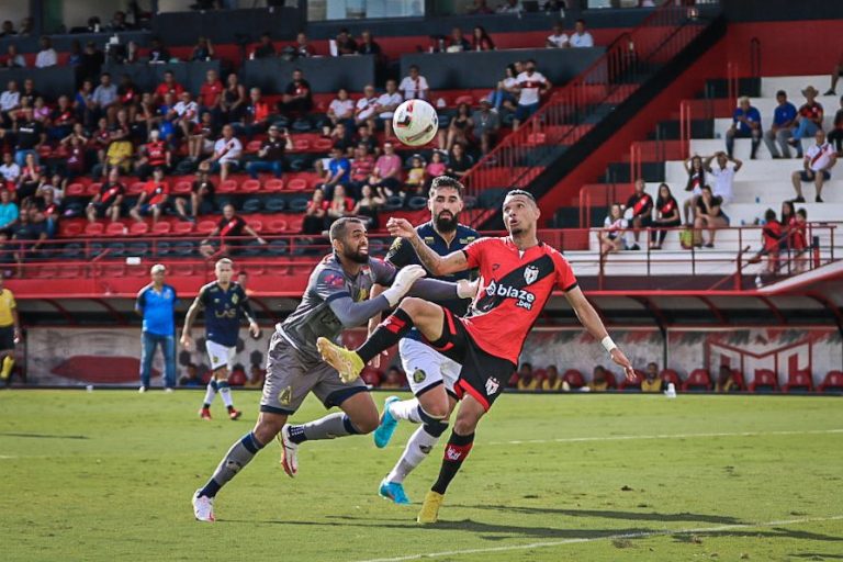 Atlético-GO vence a Aparecidense e segue na liderança do Goianão