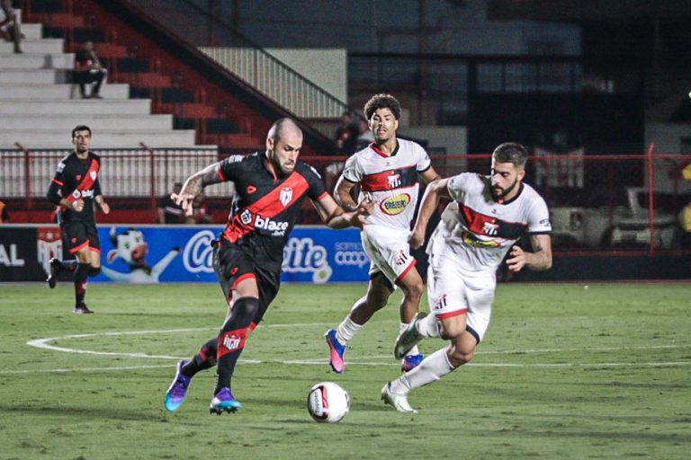 No Antônio Accioly, Anápolis busca a virada e derruba o invicto Atlético-GO