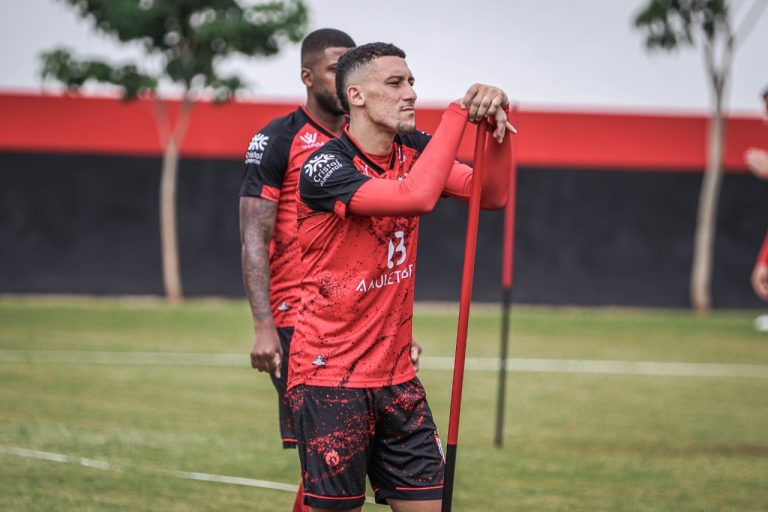 Gabriel Baralhas em treinamento no CT do Dragão