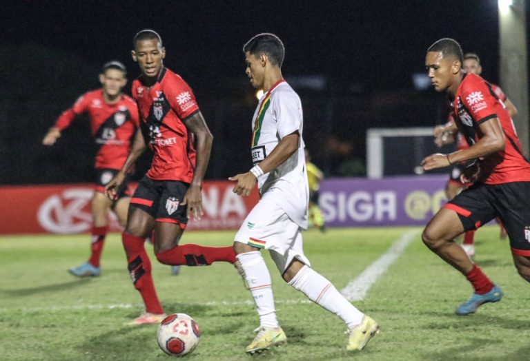 Jogadores do Atlético Goianiense e Sampaio Corrêa