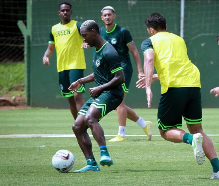 Após mais de cinco meses, Jhonny Lucas é regularizado e pode estrear pelo Goiás