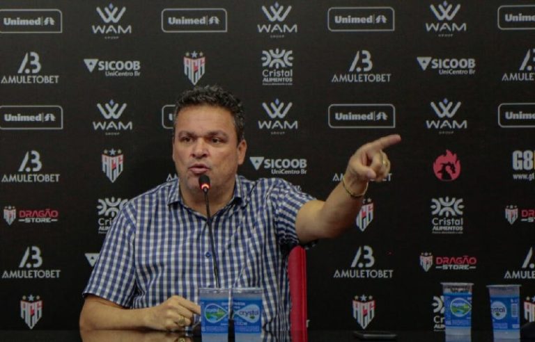 Adson Batista gesticulando durante entrevista
