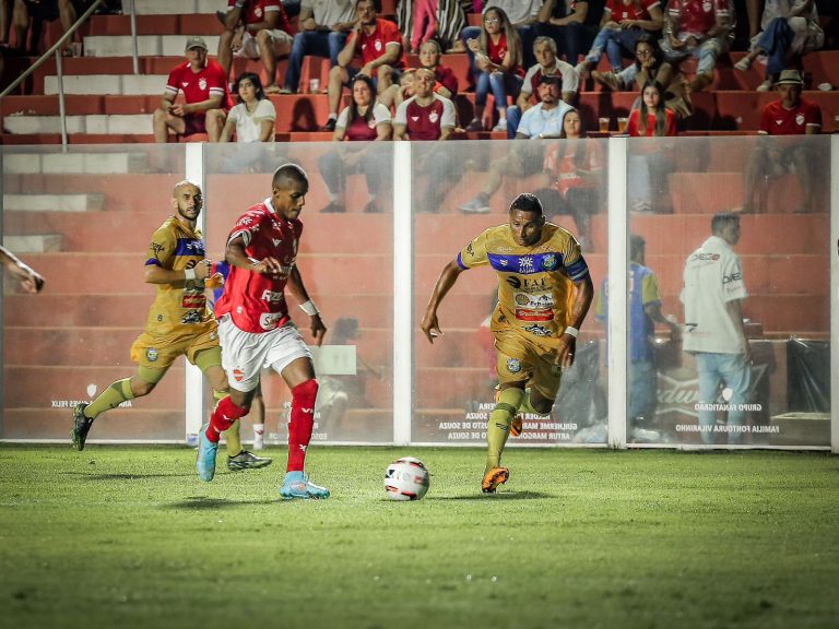 Vila Nova atropela o Iporá e assume a vice-liderança do Campeonato Goiano
