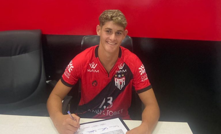 Atacante João Girotto assinando contrato com Atlético Goianiense
