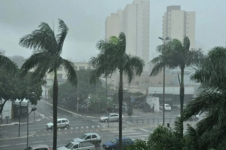 Fortes rajadas de vento e alto volume de chuva marcarão noite de réveillon