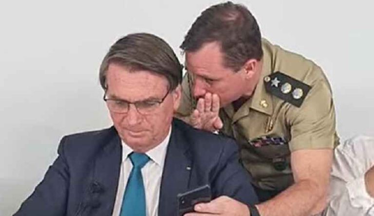 Cartão de vacina de Bolsonaro não deveria ser divulgado, defende jurista