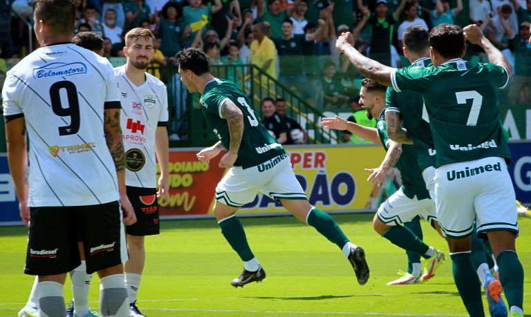Goiás vence o Goiânia na Serrinha e segue na liderança do Estadual