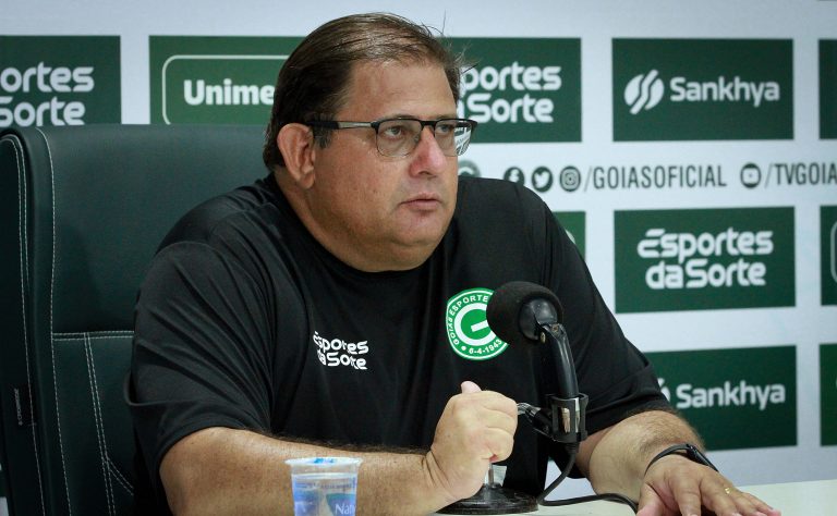 Na liderança do Goianão, Guto Ferreira afirma que o Goiás “tem que brigar pelo título”