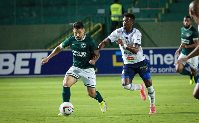 Goiás faz o dever de casa, vence o Goianésia e se mantém na liderança