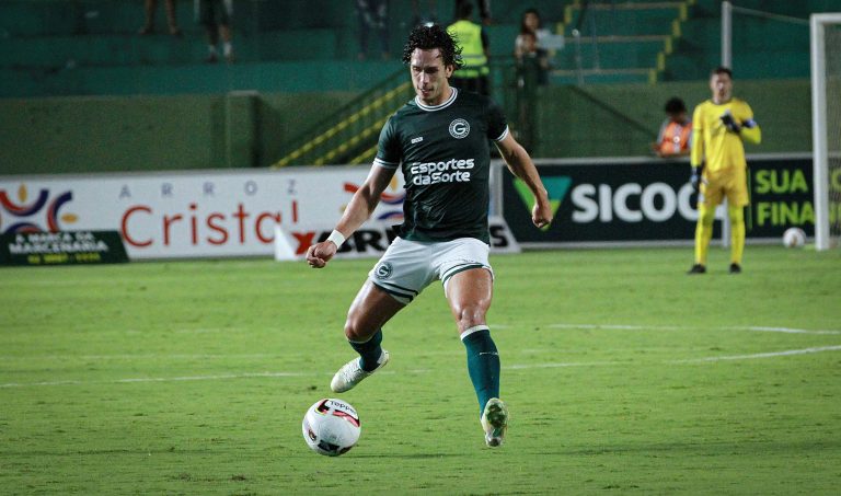 Após cinco jogos sem marcar, atacante do Goiás admite incômodo com jejum de gols
