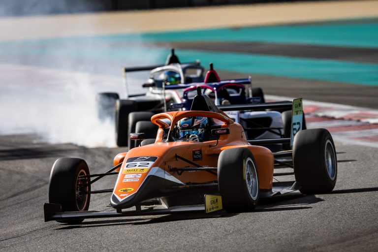 Pedro Clerot estreia em Abu Dhabi com quarto lugar entre 40 carros na F4 UAE