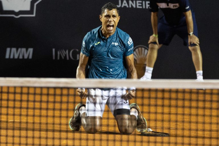 Em jogo disputado, Thiago Monteiro derrota Thiem e avança à segunda rodada do Rio Open