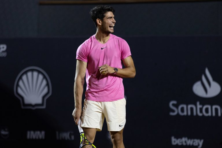 Alcaraz vence brasileiro e vai enfrentar Fognini por vaga nas quartas do Rio Open
