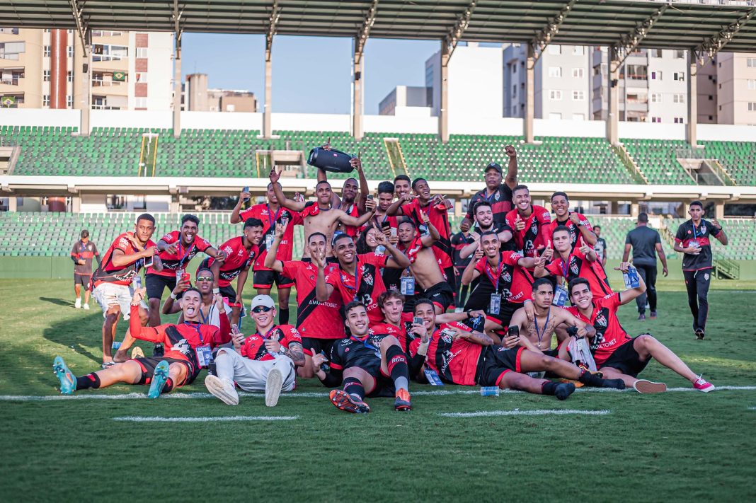 Jogadores do Atlético Goianiense comemorando a conquista da Copa Goiás Sub-20