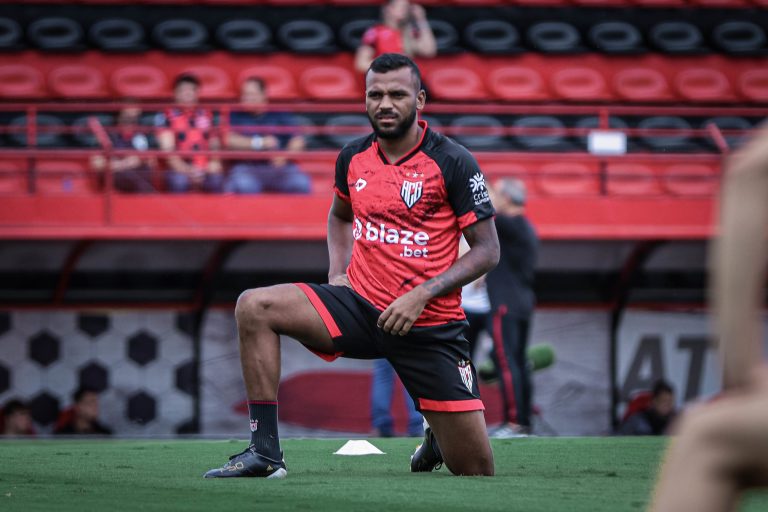 Léo Gomes aquecendo no Accioly