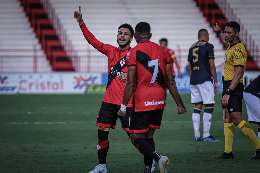 Moraes Jr comemorando gol marcado contra a Aparecidense