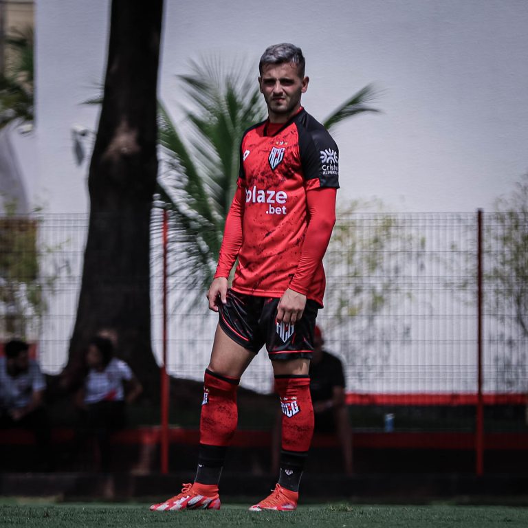 Meia-atacante Kelvin no treinamento no CT do Dragão