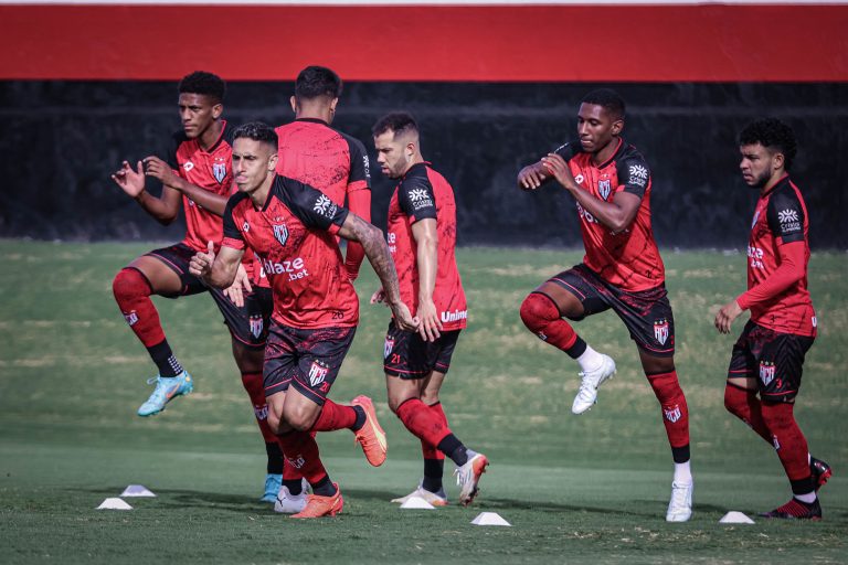 Jogadores do Atlético Goianiense no aquecimento