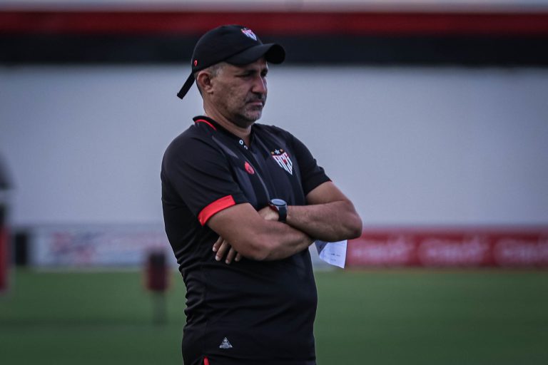 Treinador Eduardo Souza observando treinamento