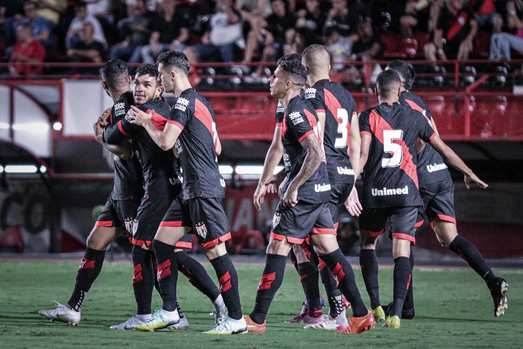 Jogadores do Atlético Goianiense comemorando gol no Accioly