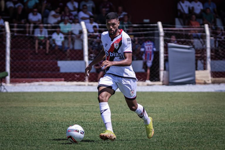 Volante Rhaldney enfrentando o Inhumas