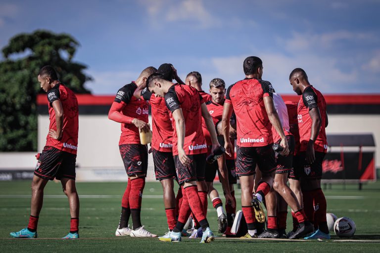 Jogadores do Atlético Goianiense treinando no CT do Dragão