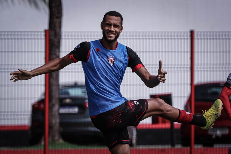 Atacante Gustavo Coutinho treinando