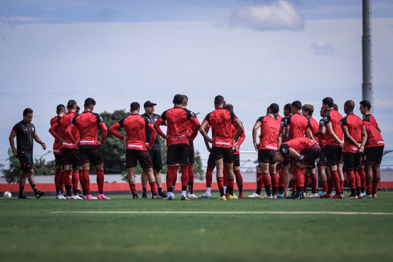 Elenco do Atlético Goianiense no CT do Dragão
