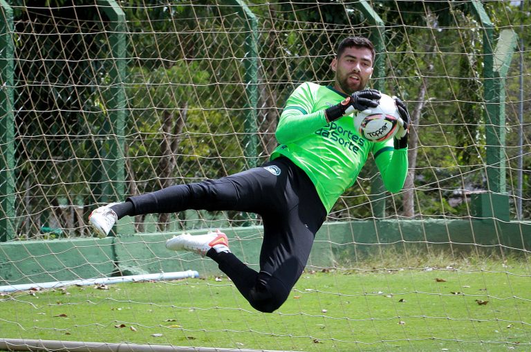 Guto Ferreira explica titularidade de Matheus Alves no gol do Goiás 