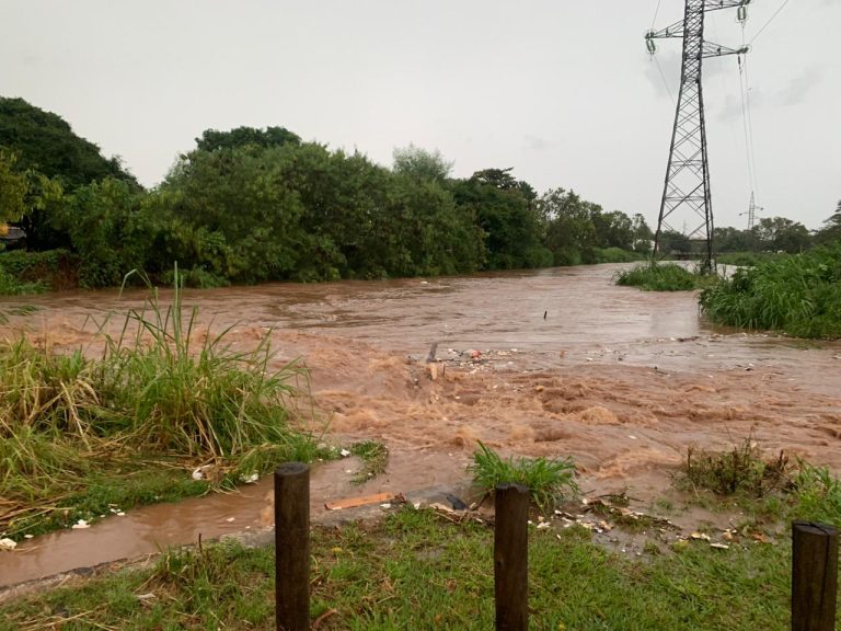 Chuva intensa deixa motoristas ilhados em Goiânia, nesta terça