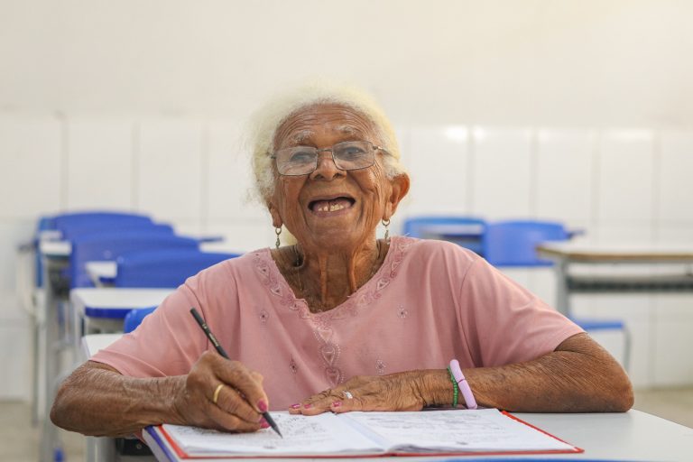 Aos 90 anos, dona Natália aprende a ler e a escrever em Senador Canedo