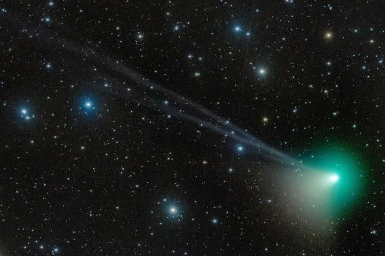 Cometa verde volta a passar pelo céu do Brasil após 50 mil anos