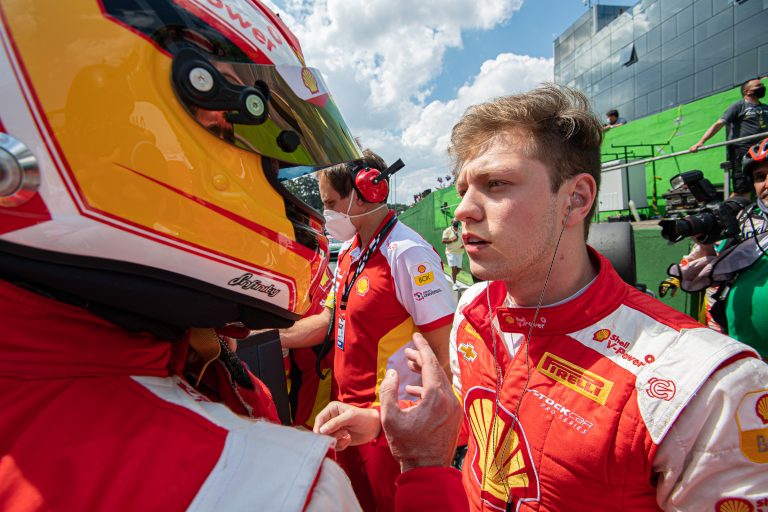 Enzo Elias assina com a Crown Racing e disputa a temporada 2023 da Stock Car