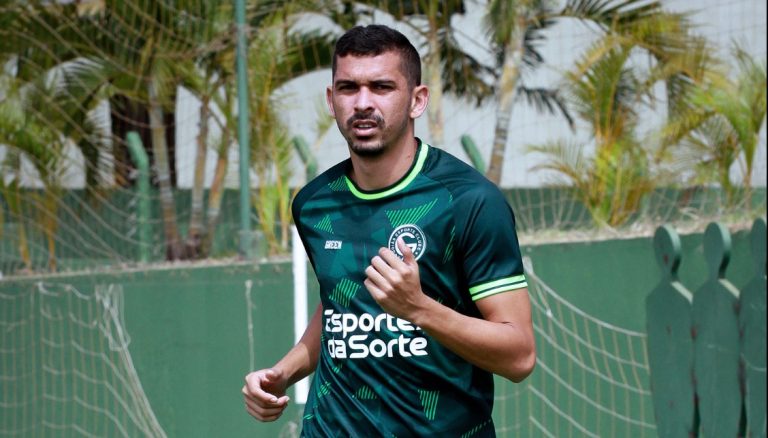 Bruno Melo se diz à vontade na zaga do Goiás e projeta sequência de jogos em casa