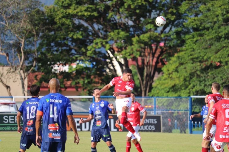 Jogando no Valdeir José de Oliveira, Vila Nova vence o Goianésia e se reabilita no Estadual