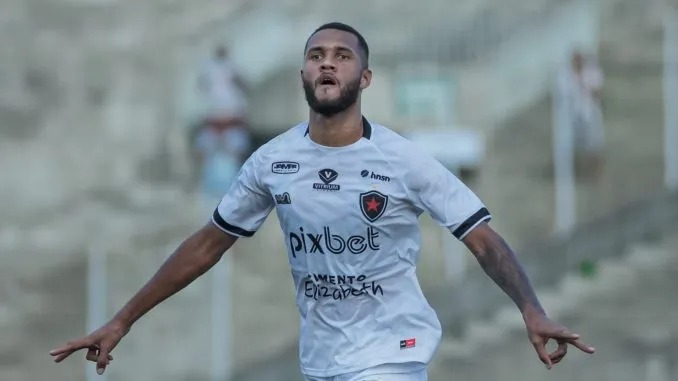 Gustavo Coutinho comemorando gol pelo Botafogo-PB