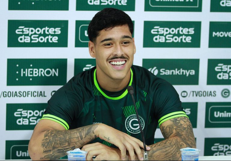 Lucas Halter celebra primeiro gol pelo Goiás e elogia rodízio do elenco: “está nos ajudando”