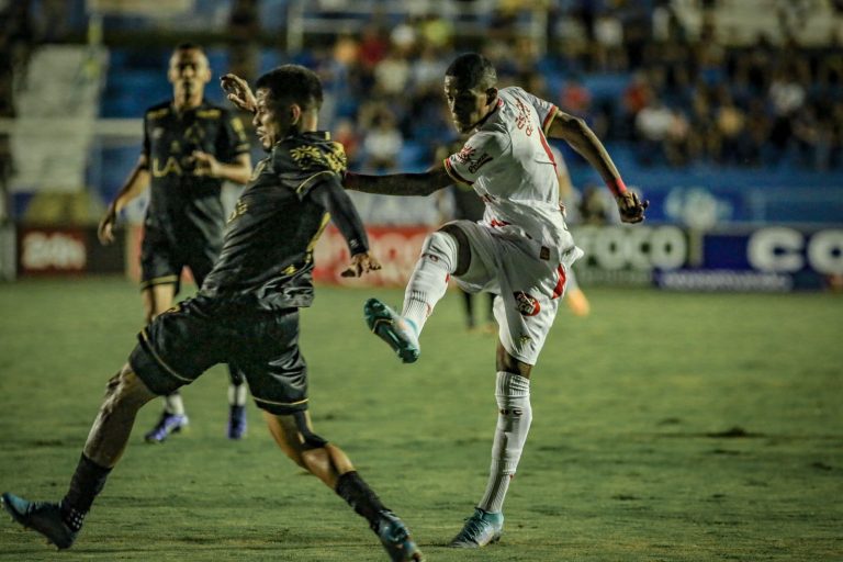 Vila Nova e Aparecidense perdem chances e não saem do zero no Aníbal