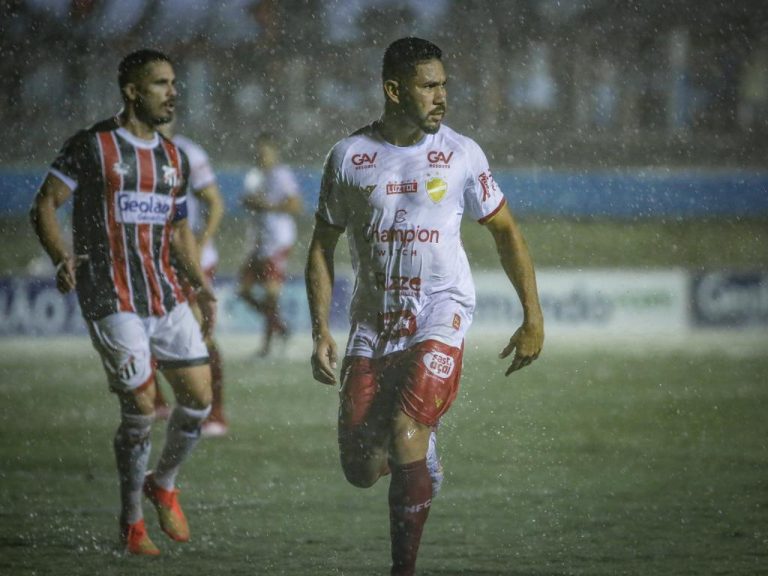 Vila Nova e Anápolis empatam em jogo marcado por temporal e até paralisação