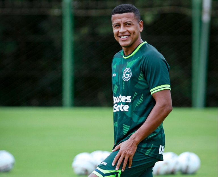 Maguinho recebe propostas de Vila, Atlético-GO e Aparecidense, mas prefere seguir no Goiás