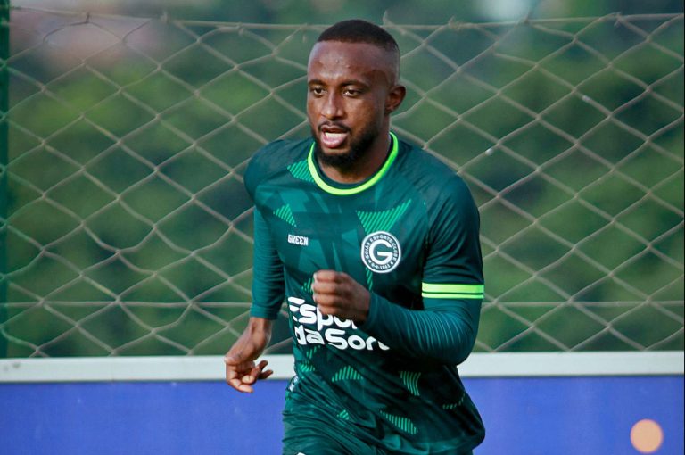 Sem atuar na temporada 2023, volante do Goiás é sondado pelo Santos 