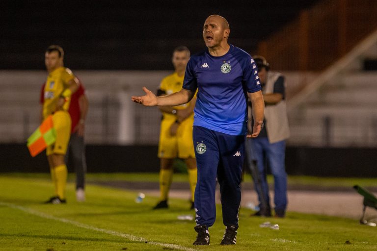 Técnico Mozart na beira do gramado